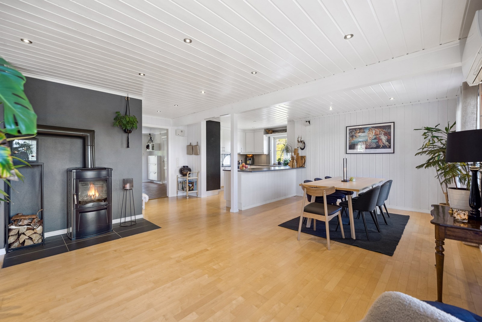 Kjøkkenet har en åpen løsning mot spisestuen/stuen. Galleribilde