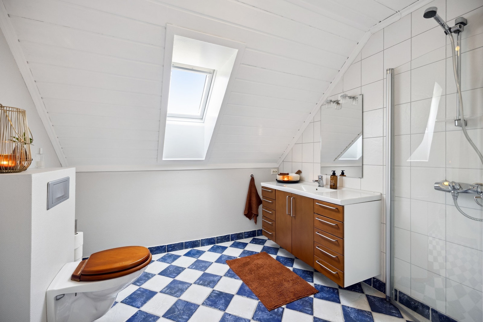 Badet i andre etasje er fra byggeåret 2002. Gulvet er flislagt med elektrisk gulvvarme. Veggene har baderomsplater i våtsonen og malt strietapet med flissokkel i øvrige soner. Galleribilde