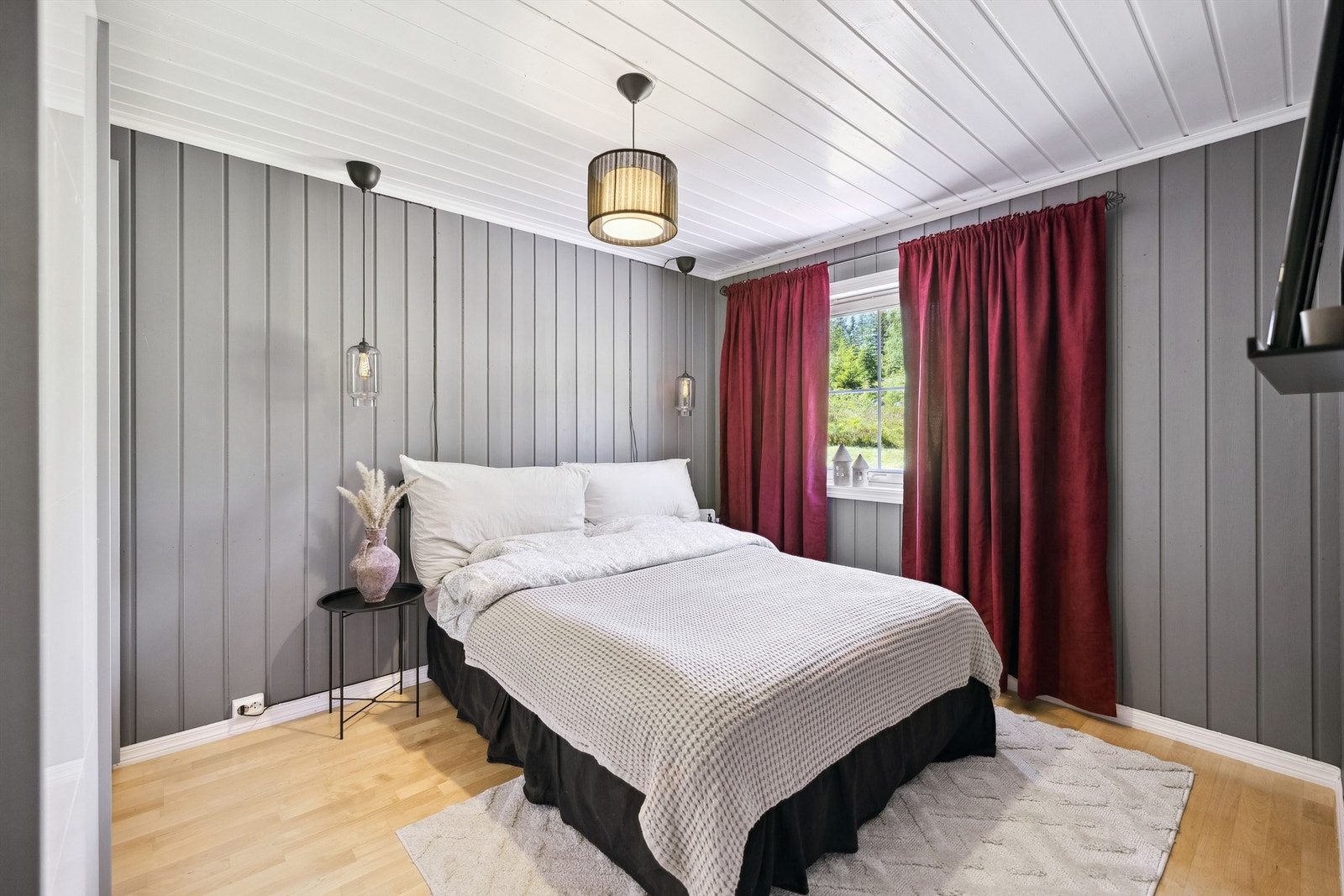 Boligen har fem godkjente soverom, ett i 1. etasje og fire i 2. etasje. Soverommet i 1. etasje har malte vegger og er innredet med garderobeløsning. Rommet er romslig med gode møbleringsmuligheter. Galleribilde