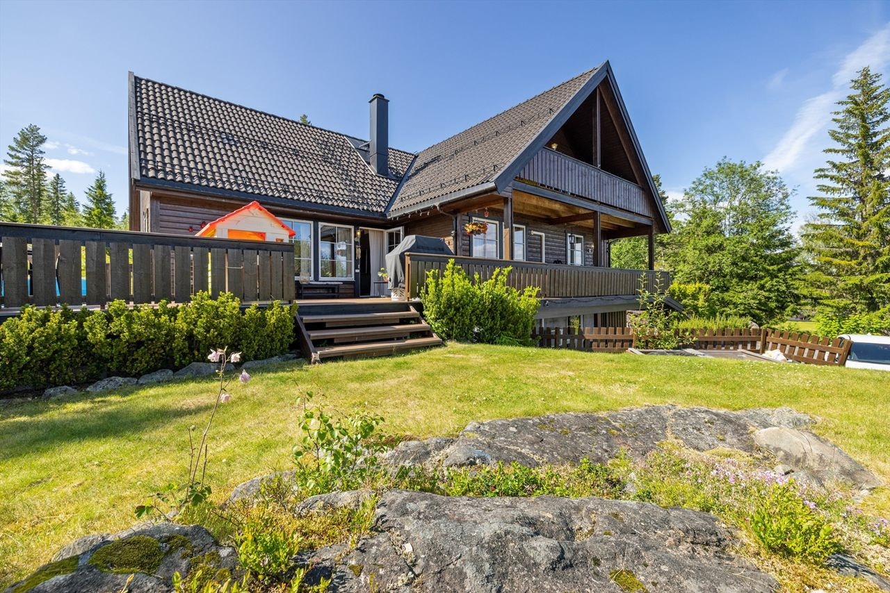 Det er innslag av stein/fjell i hagen, noe som gir uteplassen et eget særpreg. Galleribilde