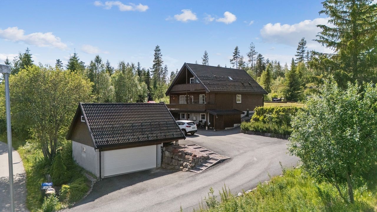 Asfaltert innkjøring og gårdsplass. Galleribilde