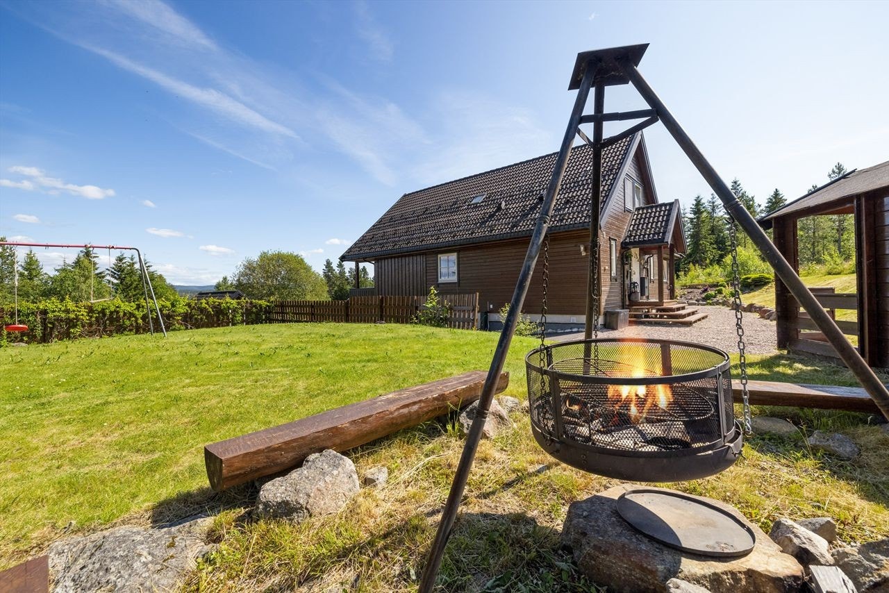 Hagen er flott opparbeidet med plen, beplantning, grillplass, stor terrasse og gruset foran inngangspartiet. Galleribilde