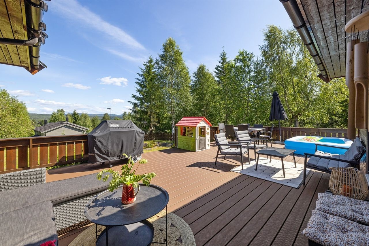 Terrassen er på ca. 64m² og har vedlikeholdsfritt kompositt gulv. Her kan store og små kose seg i sommervarmen. Galleribilde