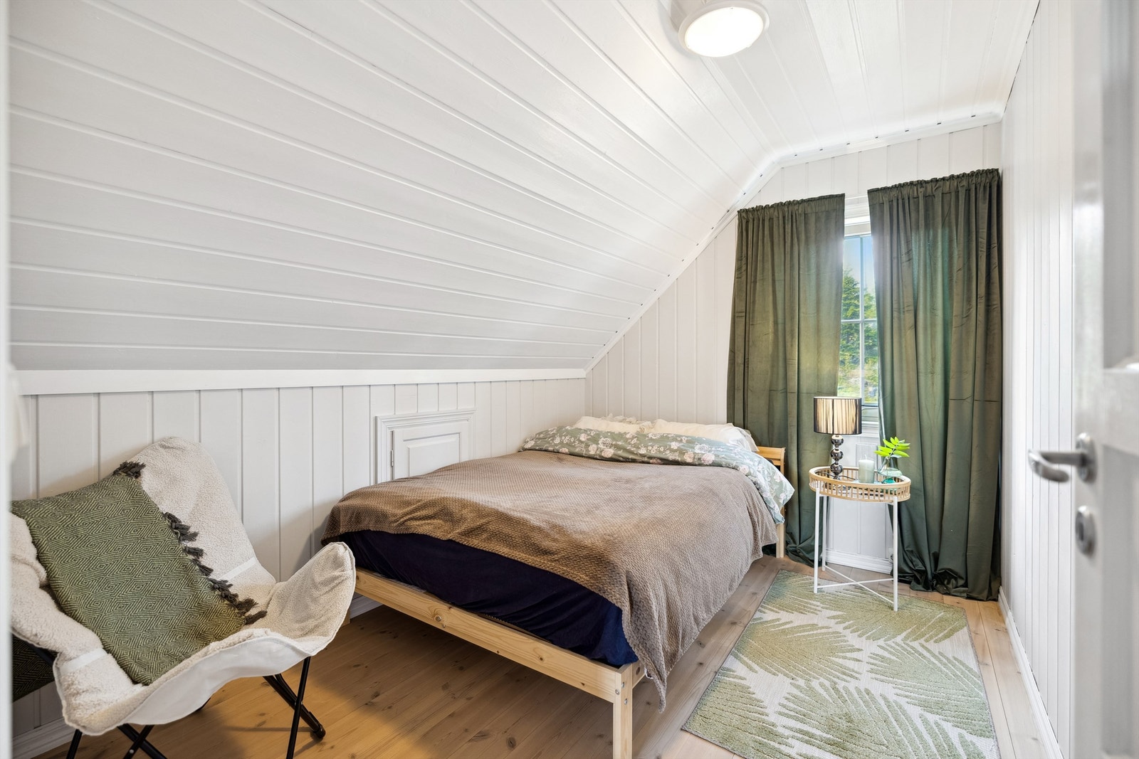 Rommene i 2. etasje har skråhimlinger, noe som gir en redusert måleverdig takhøyde under 1,9 meter i deler av rommene. Galleribilde