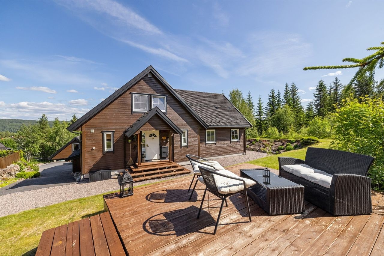 En treplatting ved inngangspartiet hvor man kan nyte fritiden og kveldssolen. Galleribilde