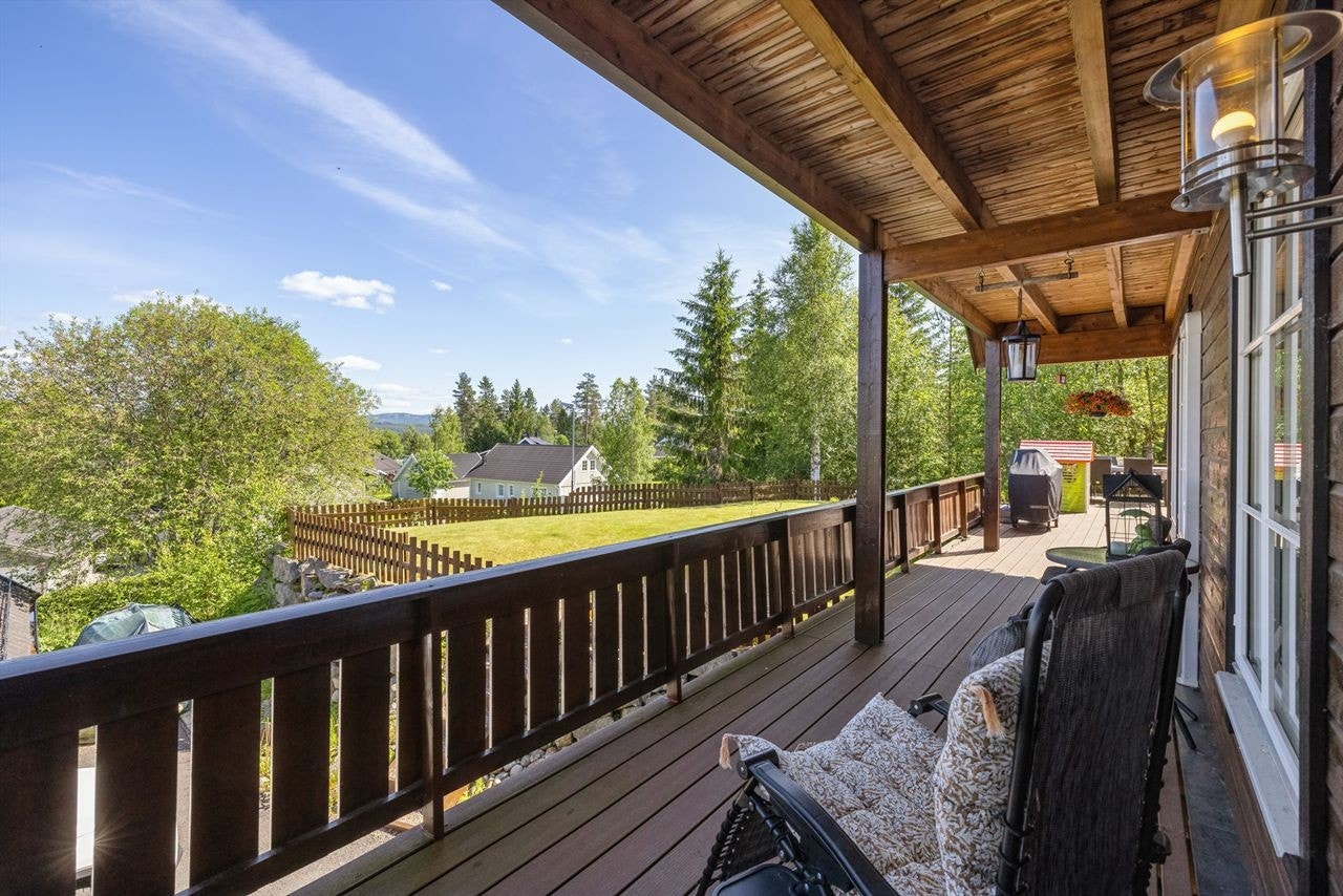 Terrassen er dels overbygget, og romslig med gode møbleringsmuligheter. Galleribilde