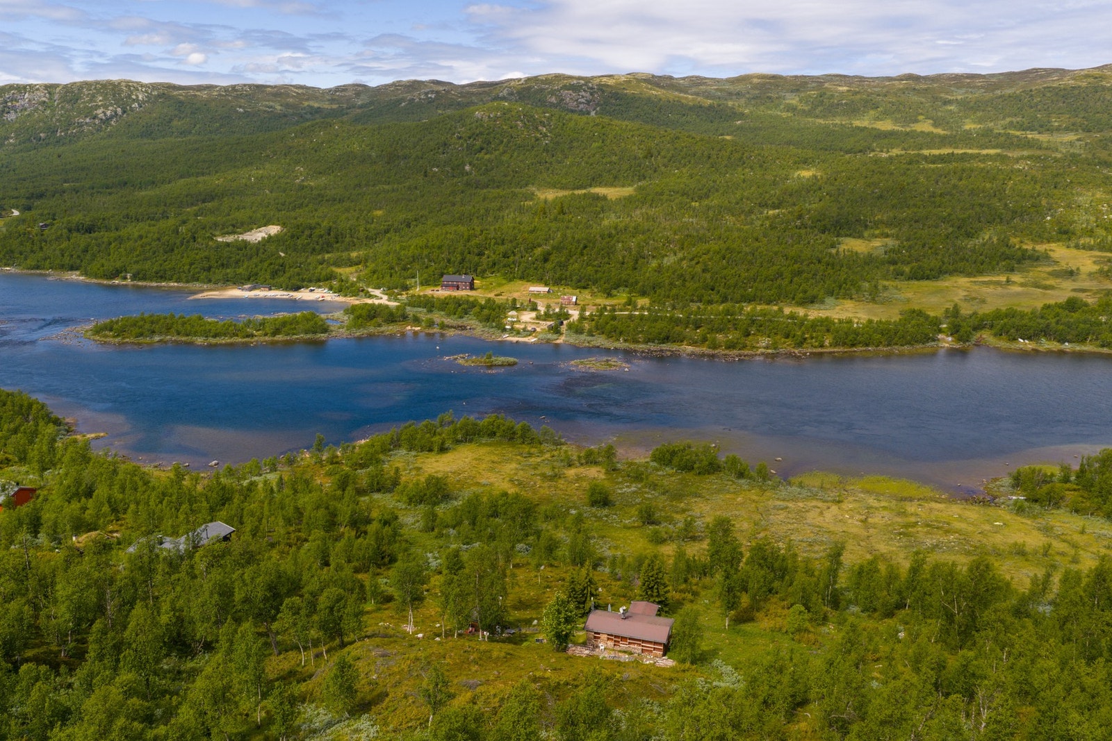 Hytten står uten strøm, vann eller avløp - men byr på tonnevis av sjel og nærhet til naturen Galleribilde