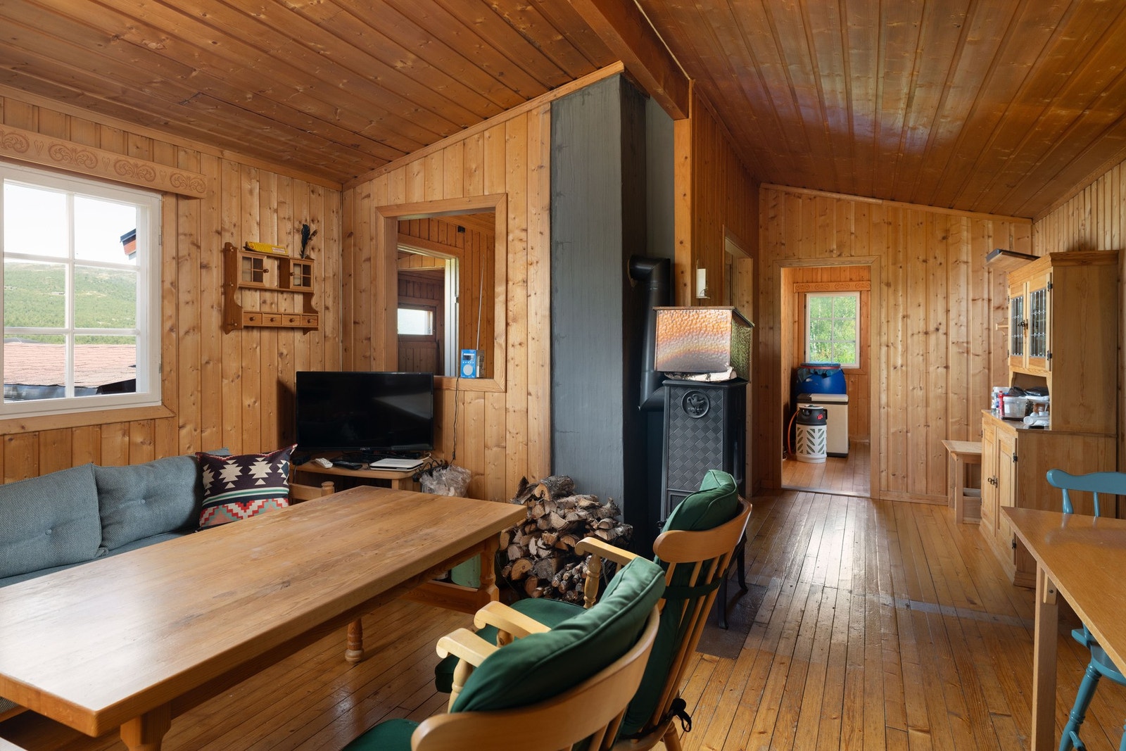 Vedovnen varmer godt på kalde vinterdager Galleribilde