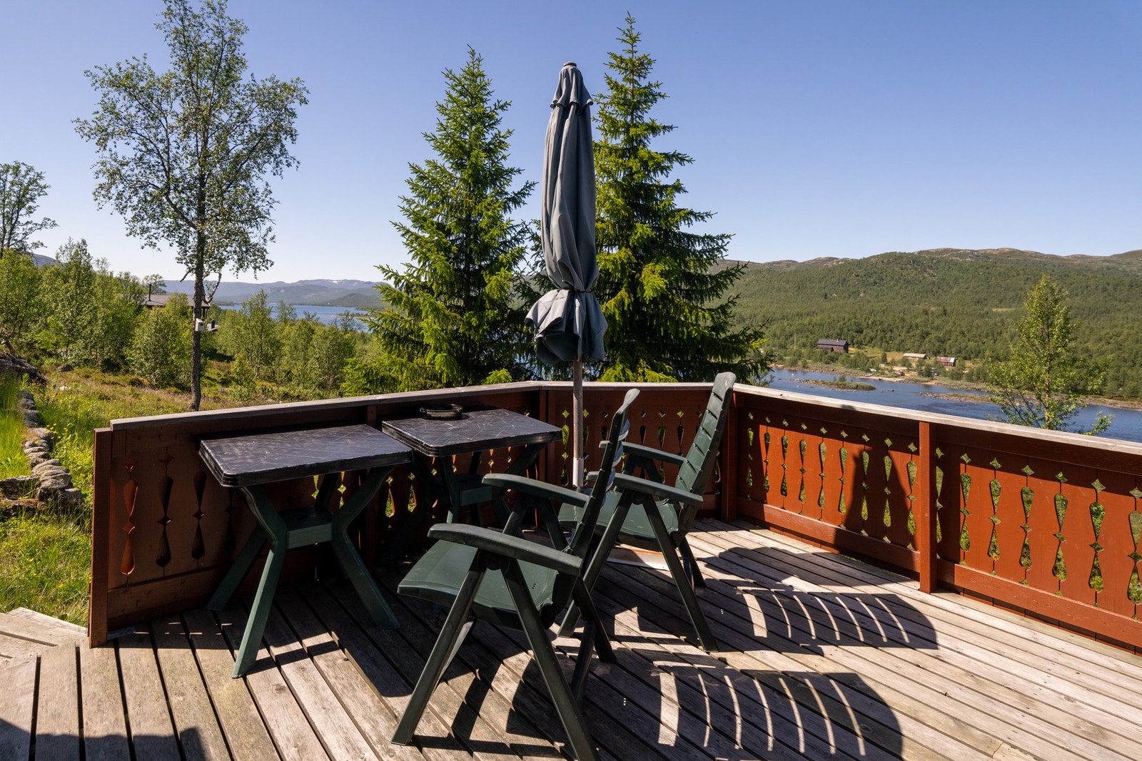 Ta morgenkaffen ute i solen på terrassen Galleribilde