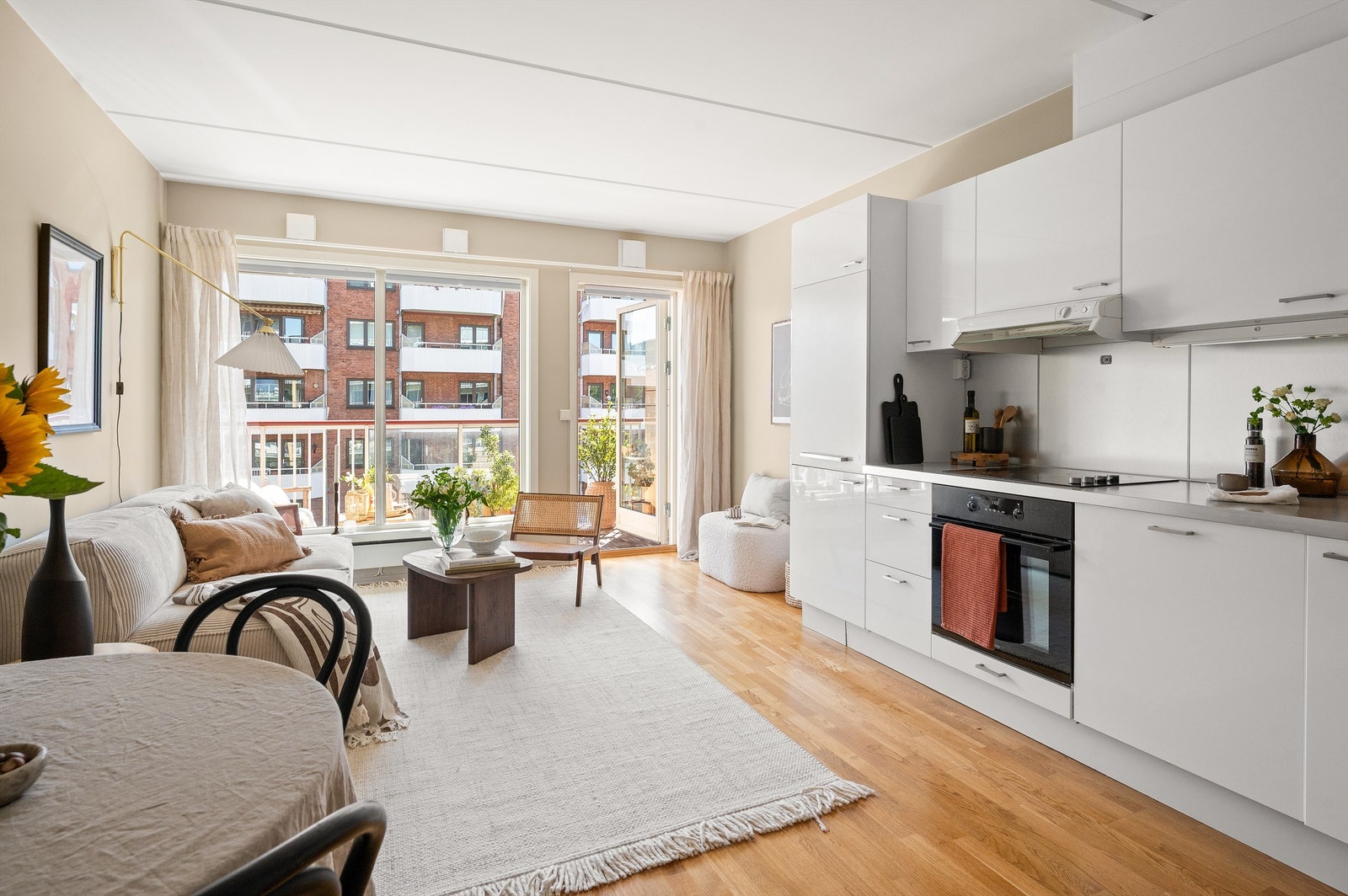 Lekker stue i åpen løsning med kjøkkenet. Galleribilde