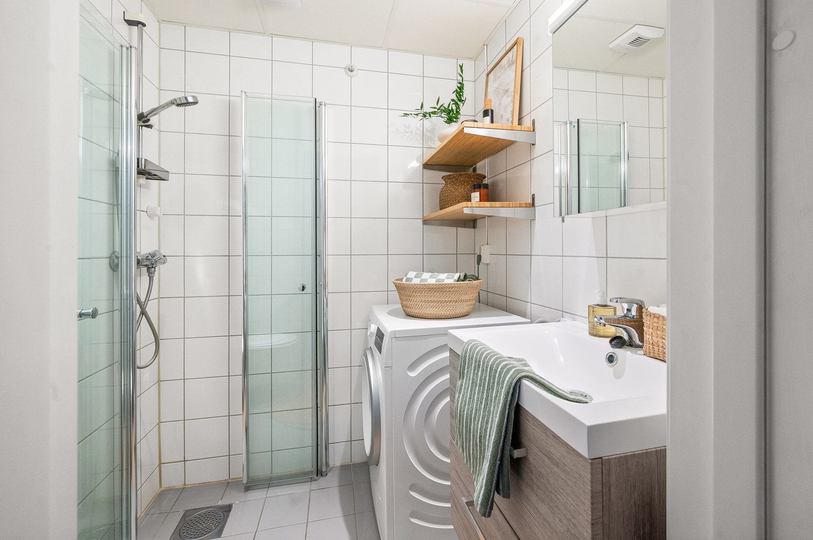 Pent, flislagt bad med varme i gulvet. Det er både plass og opplegg for vaskemaskin som medfølger salget. Galleribilde