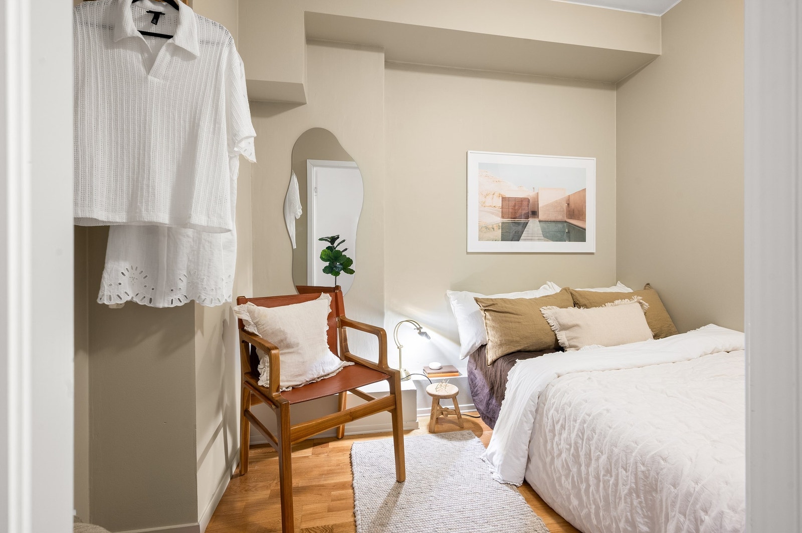 Alkoven av god størrelse med plass til seng, nattbord og oppbevaring. Galleribilde