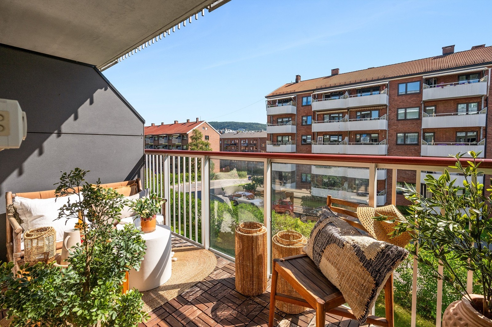 En lys og innbydende 1-roms med tiltalende stue og store vindusflater som slipper inn rikelig med dagslys. Galleribilde