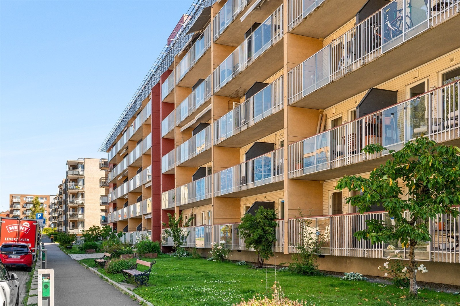 Fasade fra gaten. Leiligheten ligger i et ettertraktet og hyggelig boligområde på Bjølsen. Galleribilde