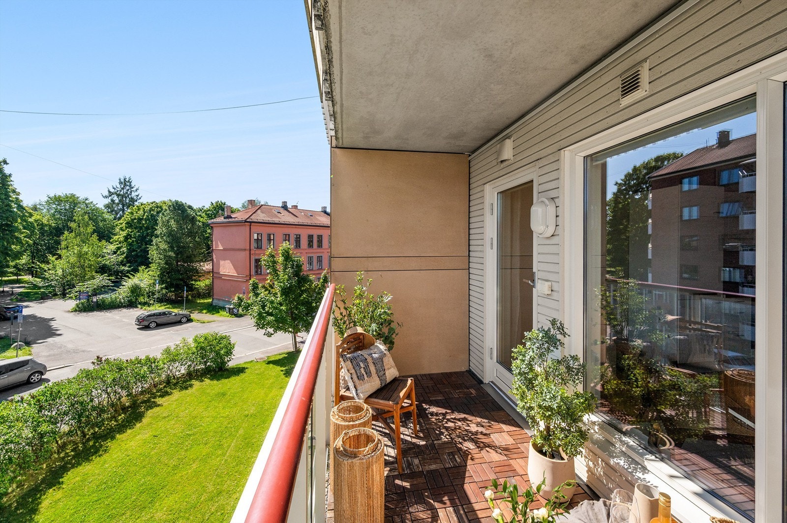 Balkongen er romslig og har god plass til sittegruppe. Det er også stikkontakt montert Galleribilde