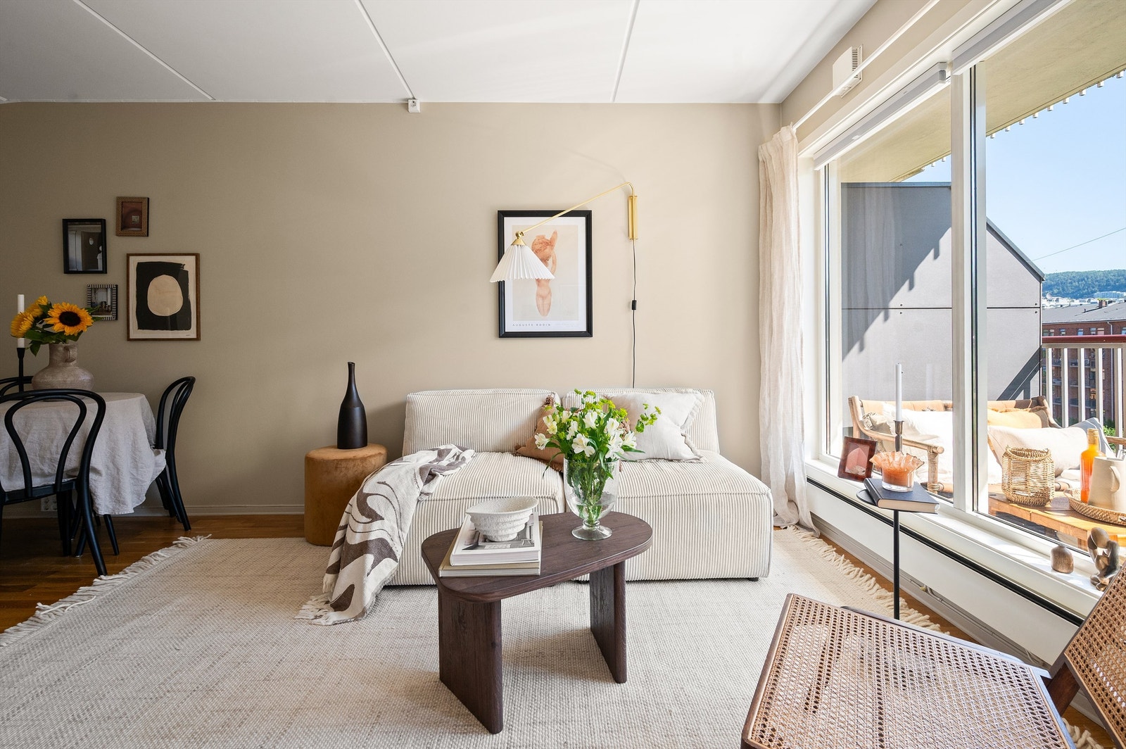 De store vindusflatene skaper en luftig og åpen romfølelse. Fra stuen er det utgang til balkong. Galleribilde