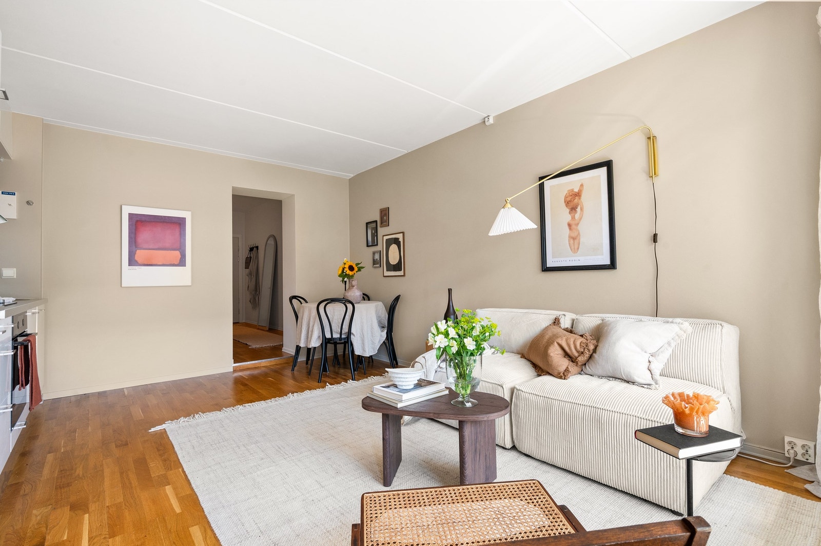 I stuen er det god plass til sofa, salongbord og TV-seksjon. Galleribilde