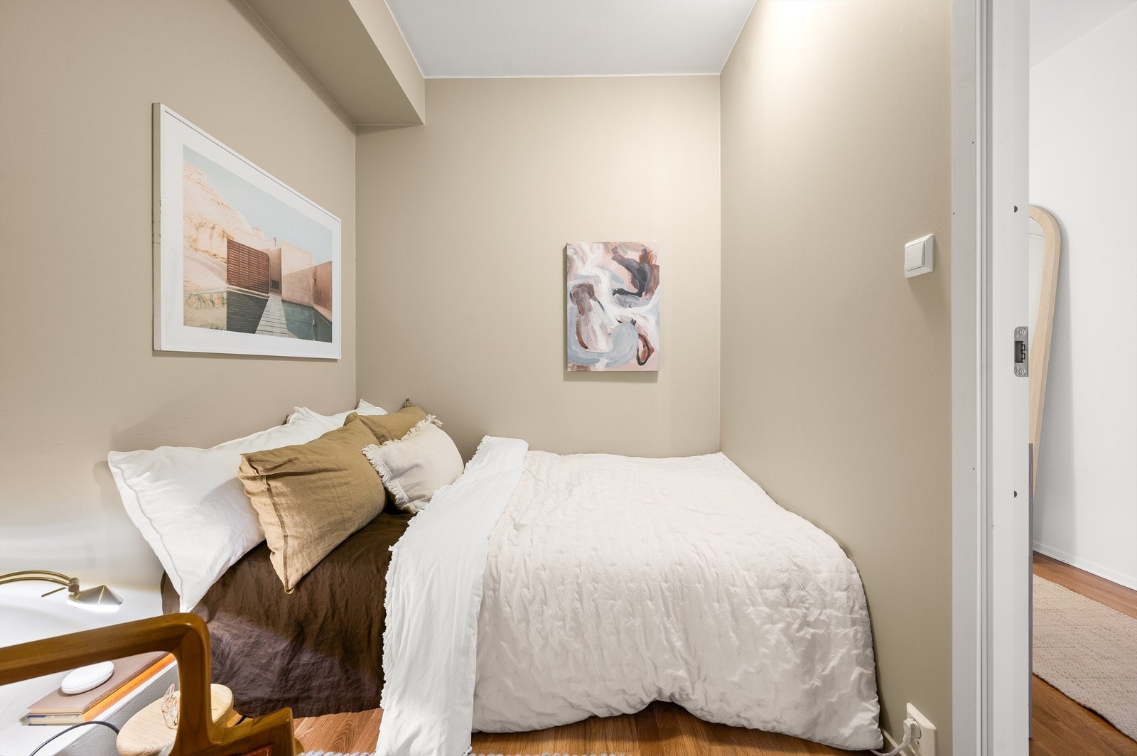 Rommet er malt i tidløse og nøytrale nyanser som passer perfekt til soverommet. Galleribilde