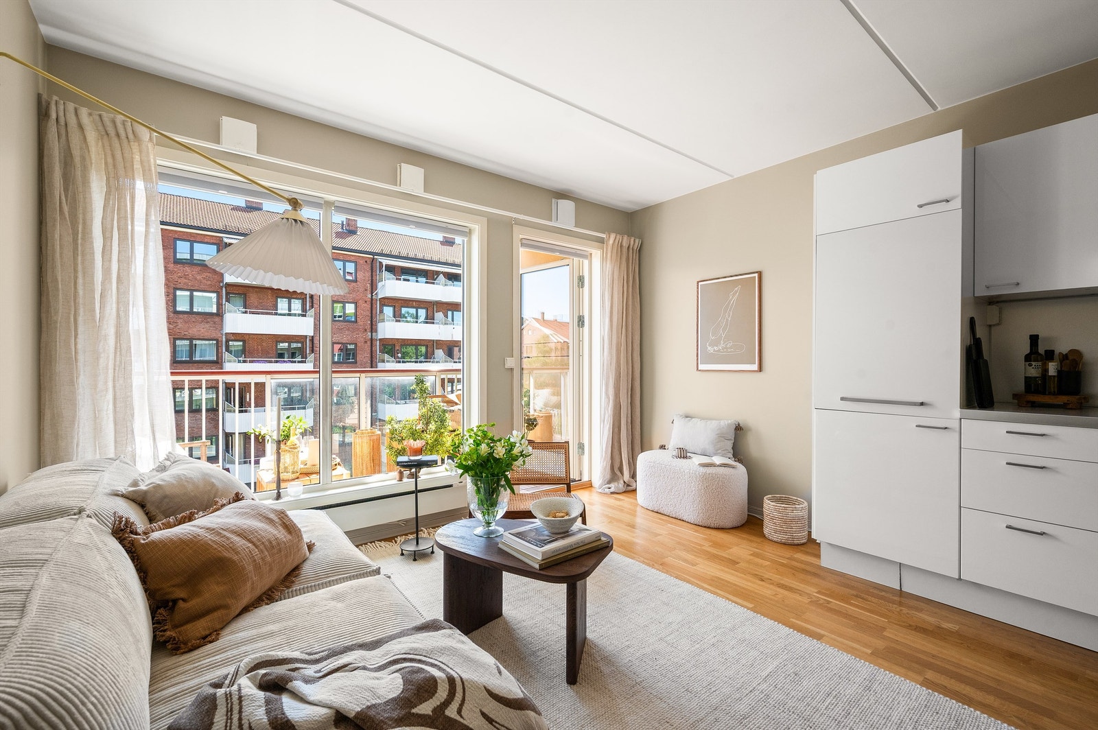 En lys og innbydende 1-roms med tiltalende stue og store vindusflater som slipper inn rikelig med dagslys. Galleribilde