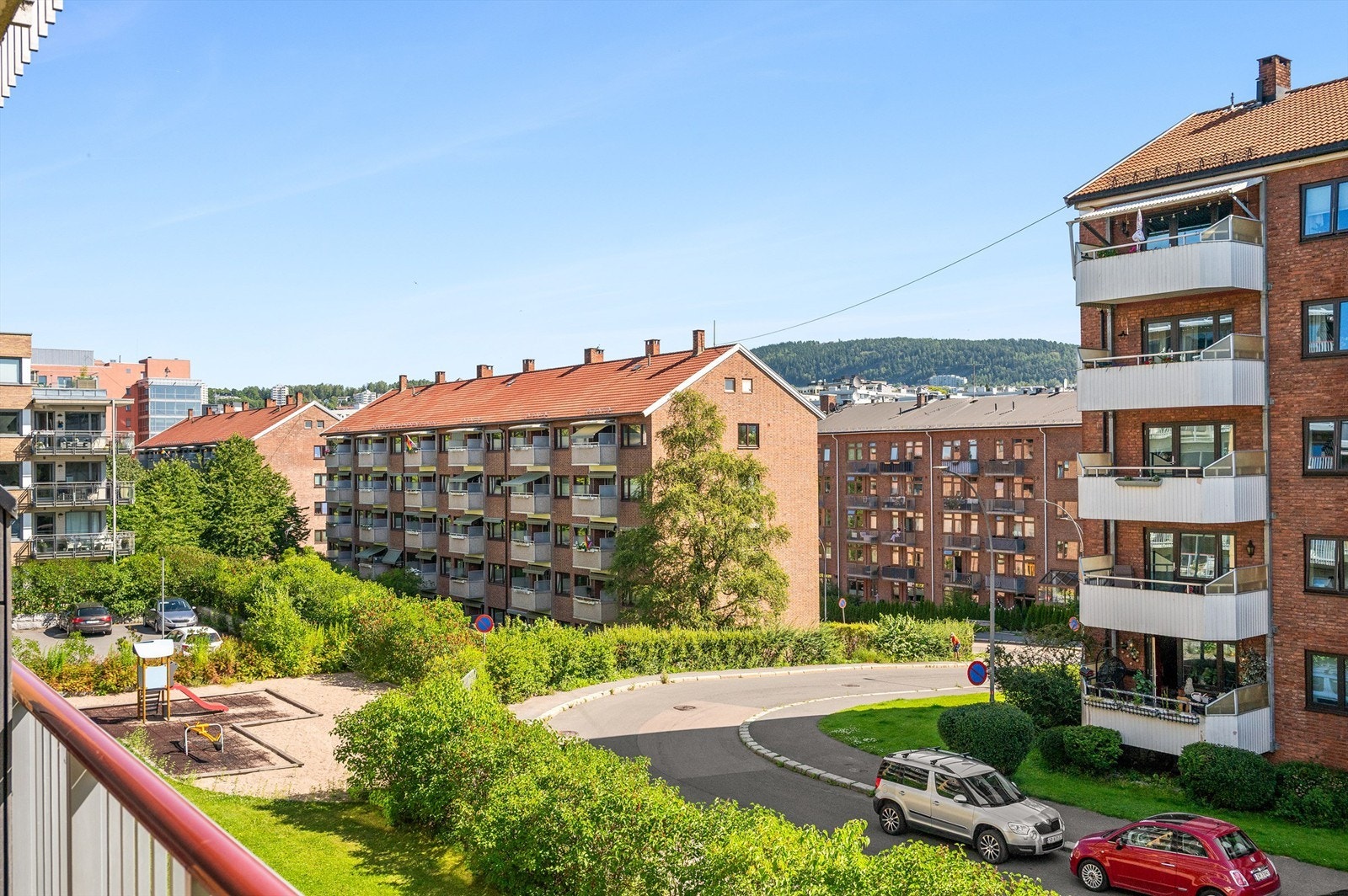 Utsikt fra balkongen. Leiligheten ligger i byggets 3.etasje. Galleribilde