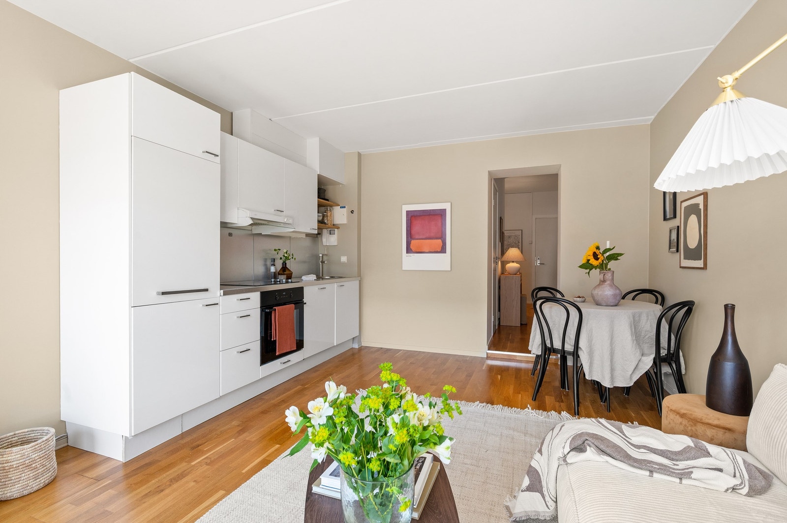 Det er rikelig med oppbevaringsplass i både skuffer og skap, og den store benkeplaten gjør det enkelt å diske opp lekre retter. Galleribilde