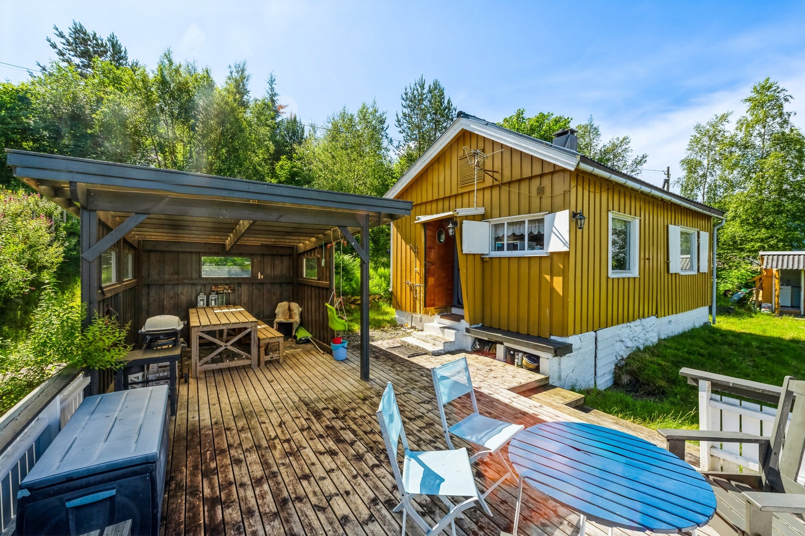 På hyttens østside ligger en stor, delvis overbygd terrasse med flott utsikt mot fjorden og sentrum. Galleribilde