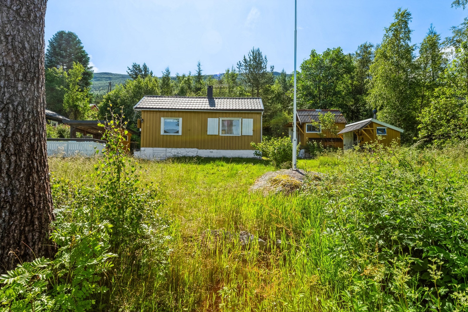 Hytta ligger fint til på nedsiden av veien, med store uteområder, naust og flott utsikt. Galleribilde