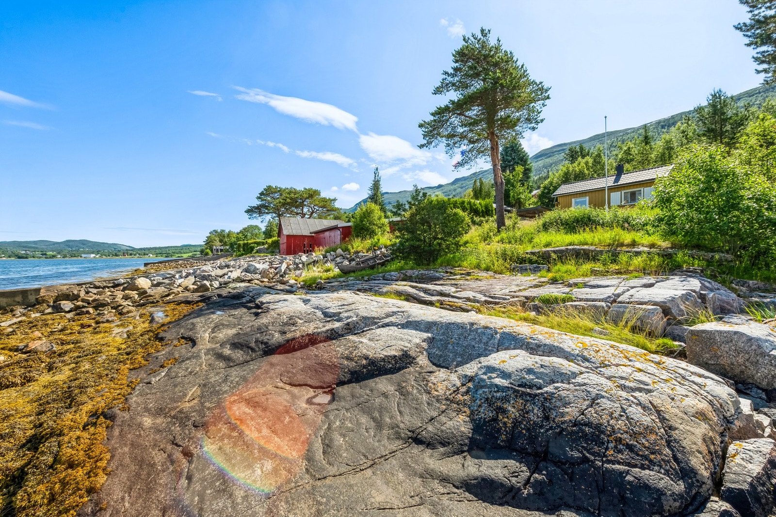Det er kun 30 meter fra hytta til svaberget med gode bademuligheter. Galleribilde