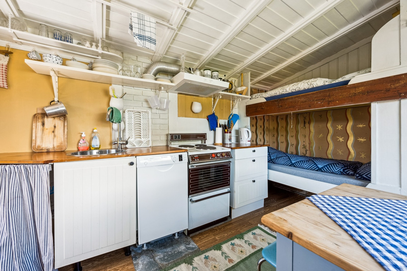 Effektivt kjøkken med utgang til terrasse og vindusflater mot sjøen. Galleribilde