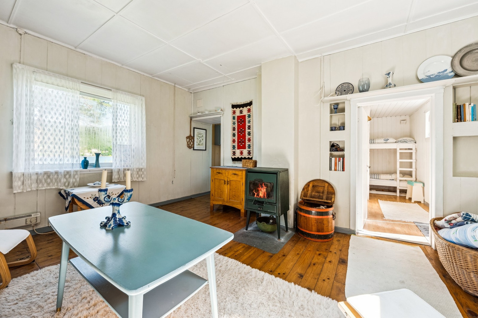 Boligen varmes opp med vedovn i stuen og panelovner på veggene. Galleribilde