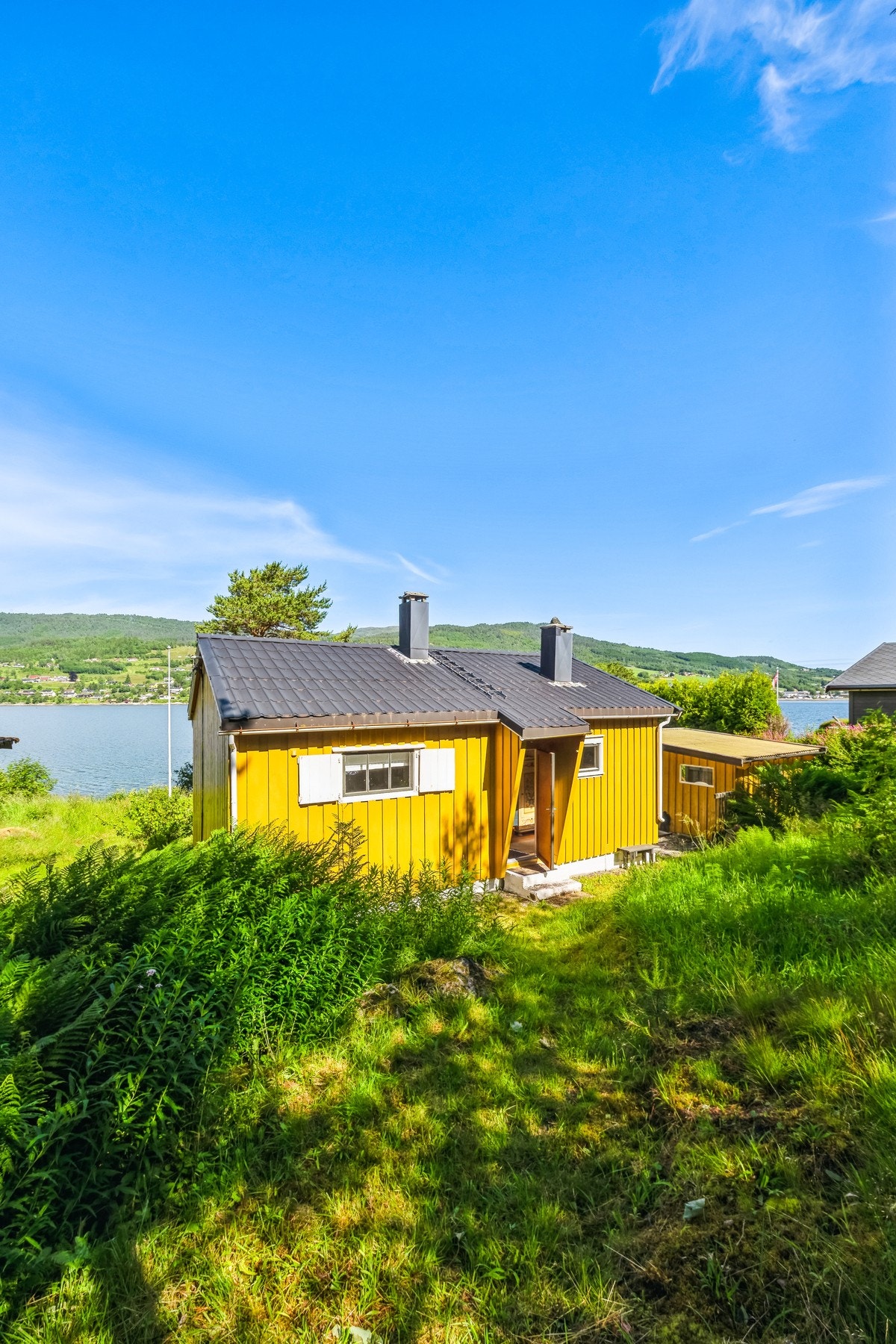 Sentral hytte med flott beliggenhet i sjøkanten, rett vest for Eidsvåg sentrum. Galleribilde