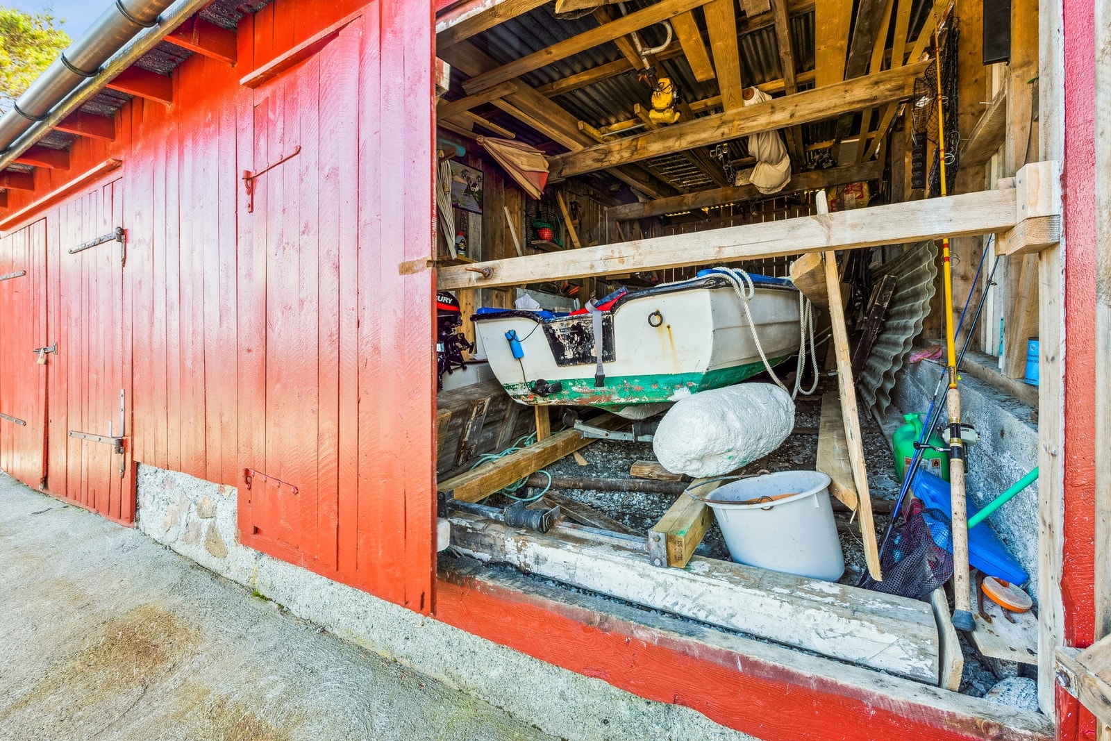 Naust og båt medfølger i handelen. Galleribilde