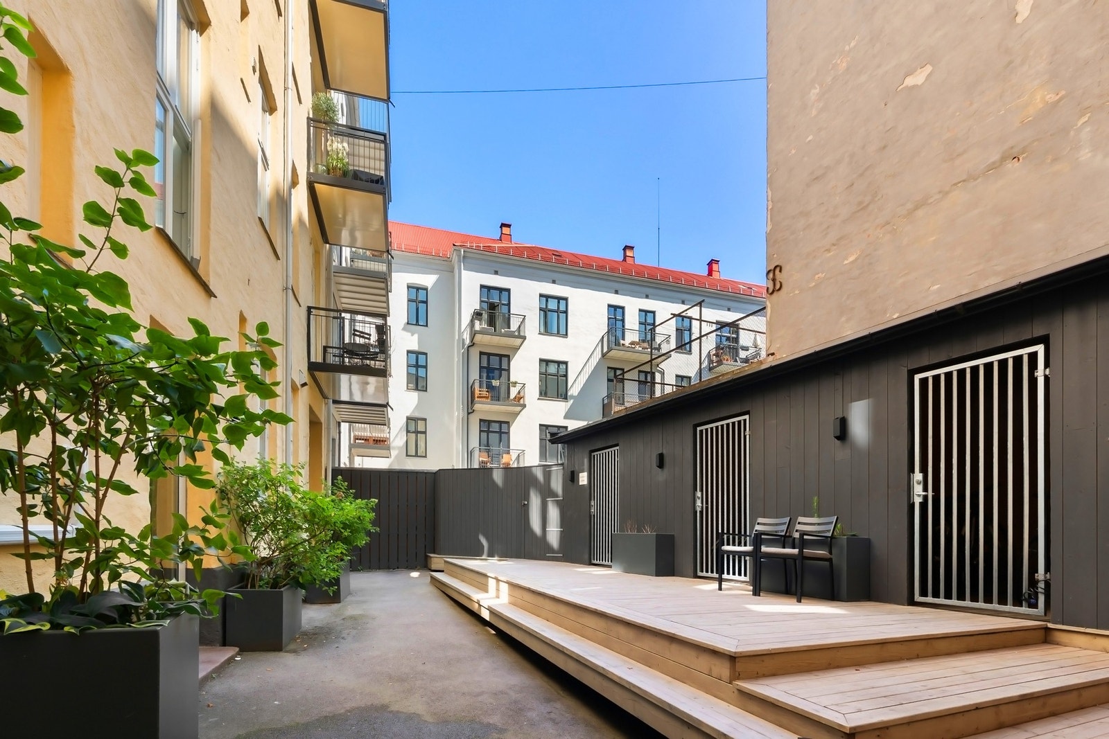 Flott bakgård med uteplass til glede for beboere. Galleribilde