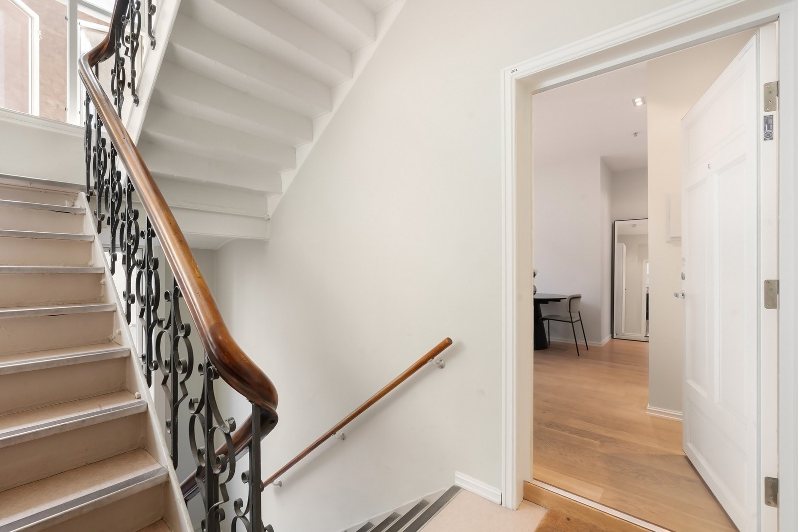 Gården er i nyere tid vesentlig oppgradert/ombygget hvor de klassiske, fajsonable detaljene er søkt opprettholdt. Galleribilde