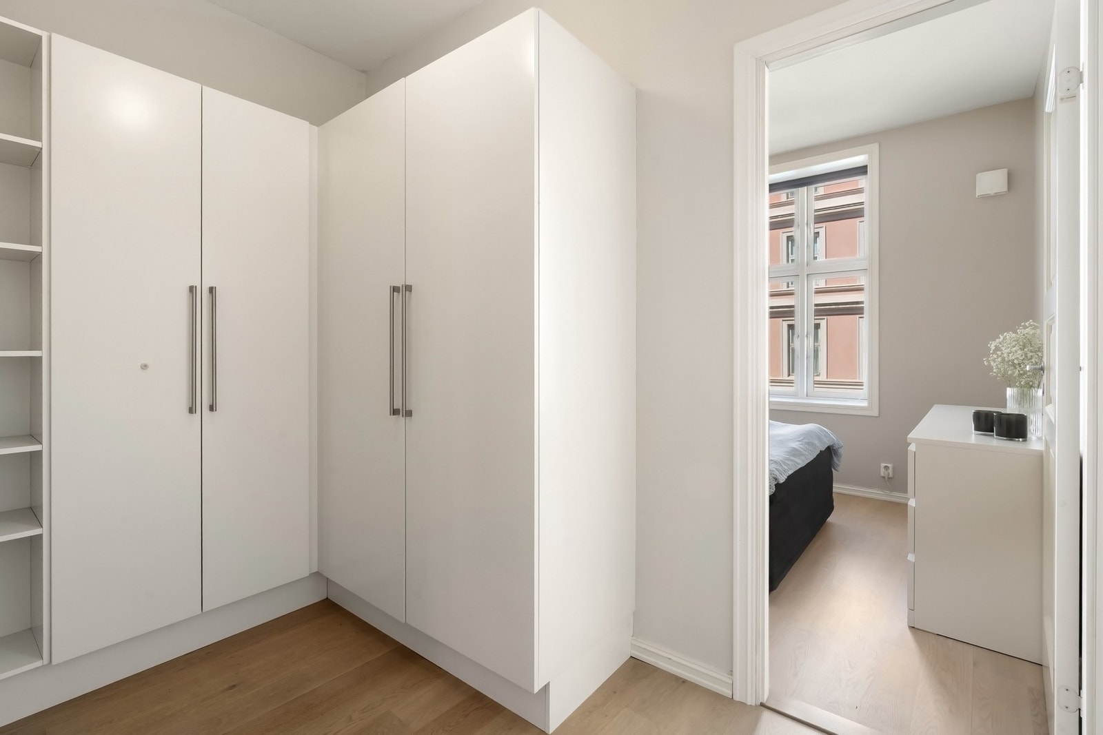 Rikelig med skapplass i entré. Galleribilde