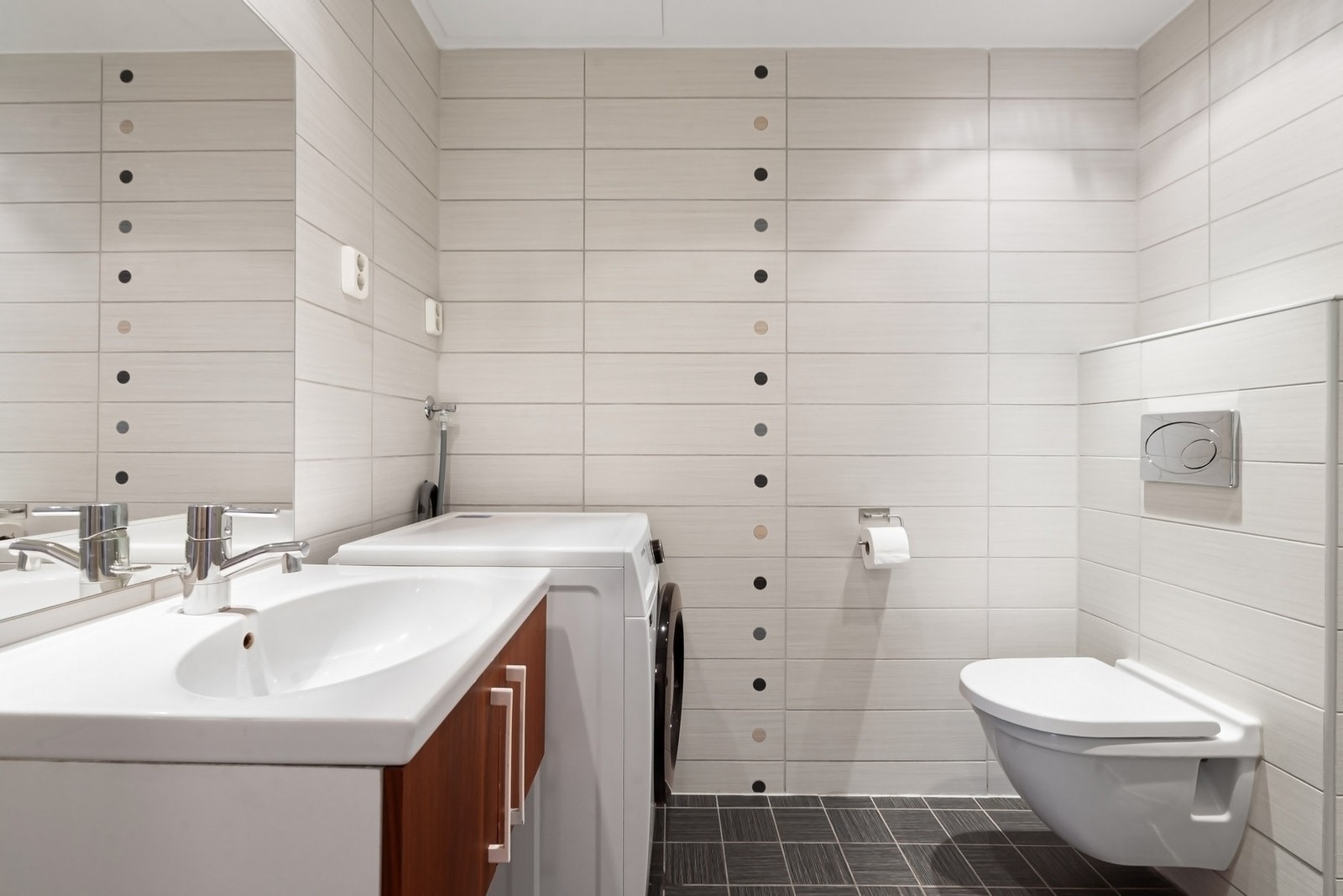 Lekkert baderom med behagelige varmekabler i gulv og opplegg for vaskemaskin. Galleribilde