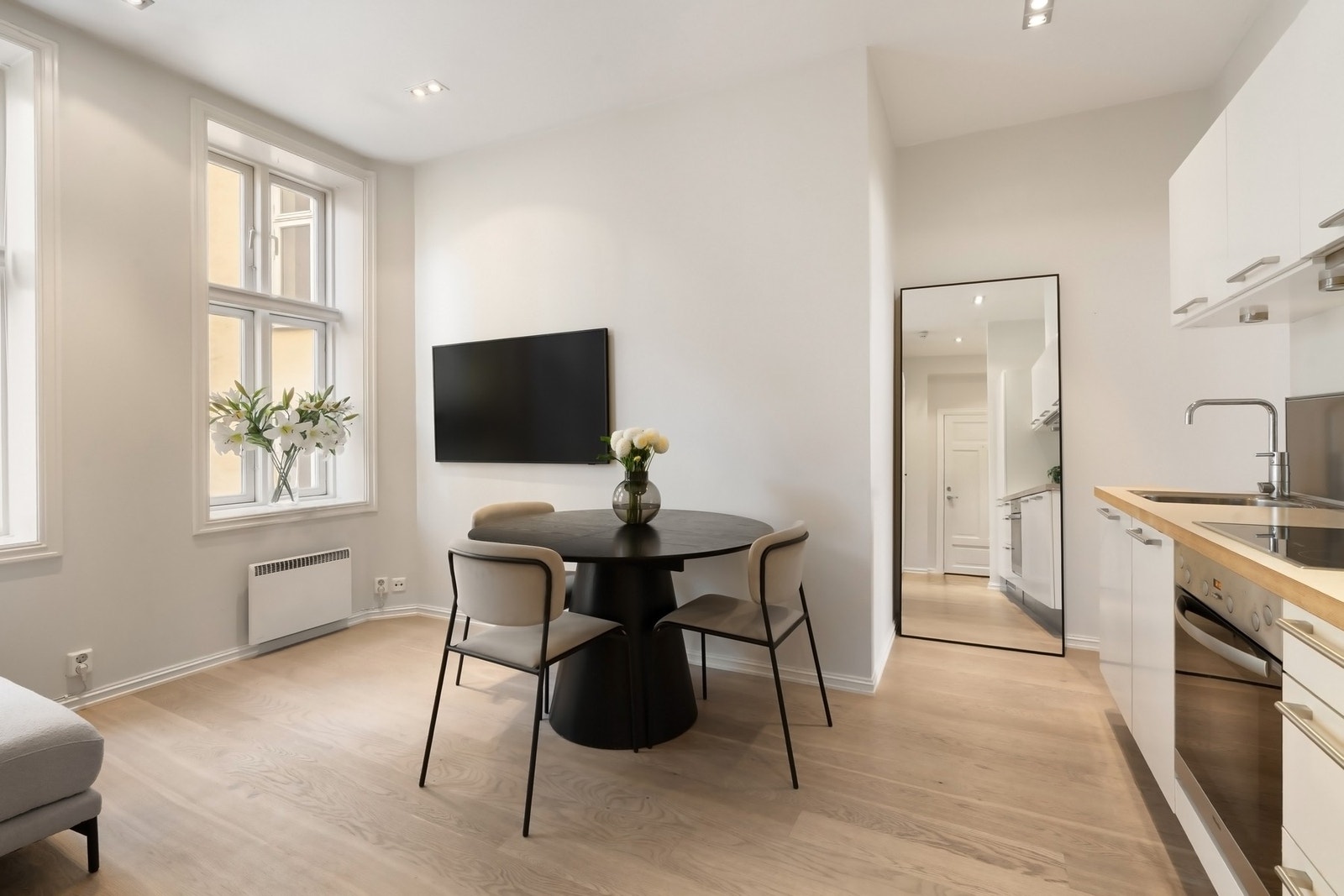 Den generøse takhøyden sammen med de store vindusflatene gjør hele leiligheten lys og luftig. Galleribilde