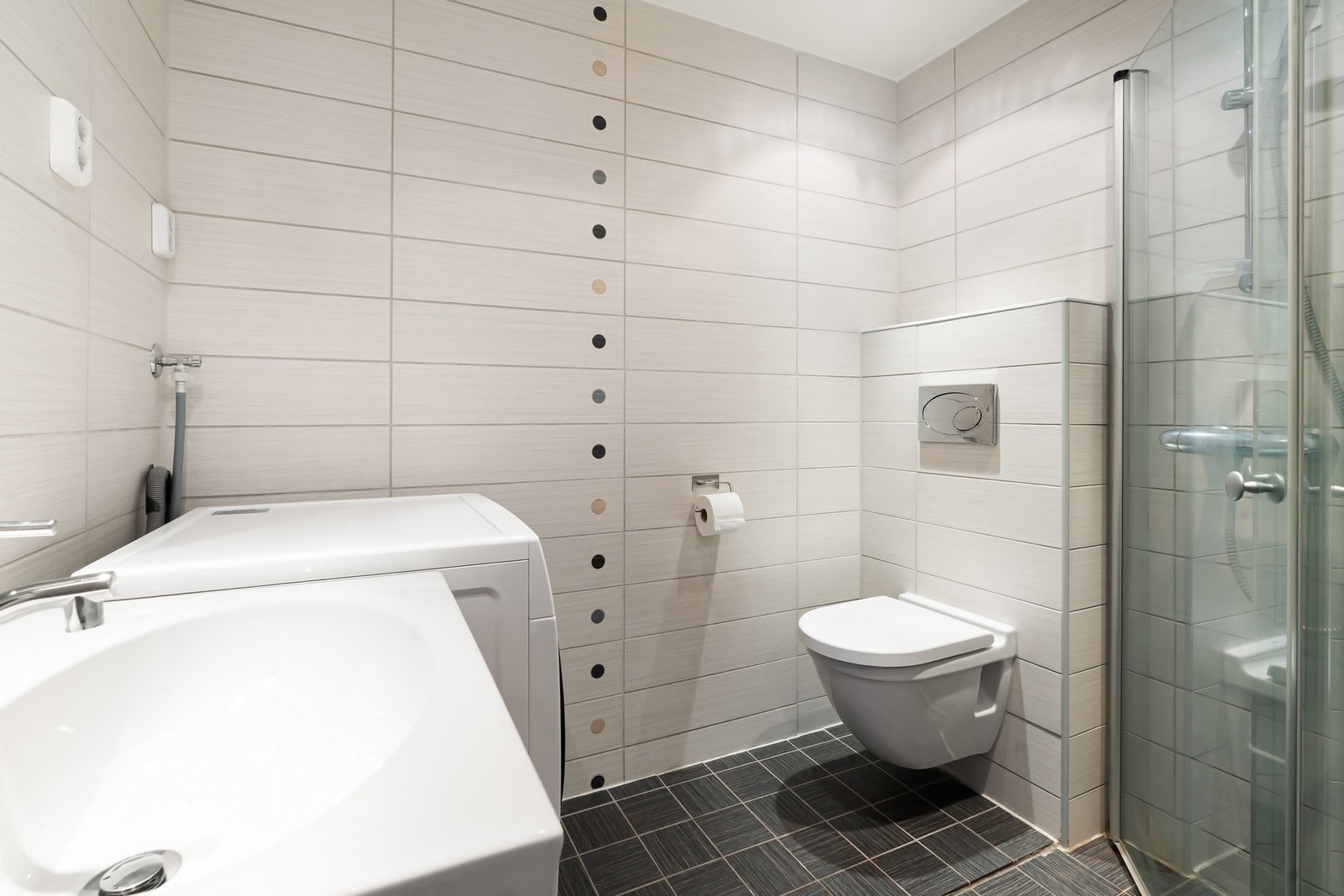 Romslig dusjnisje med innfellbare dører. Galleribilde