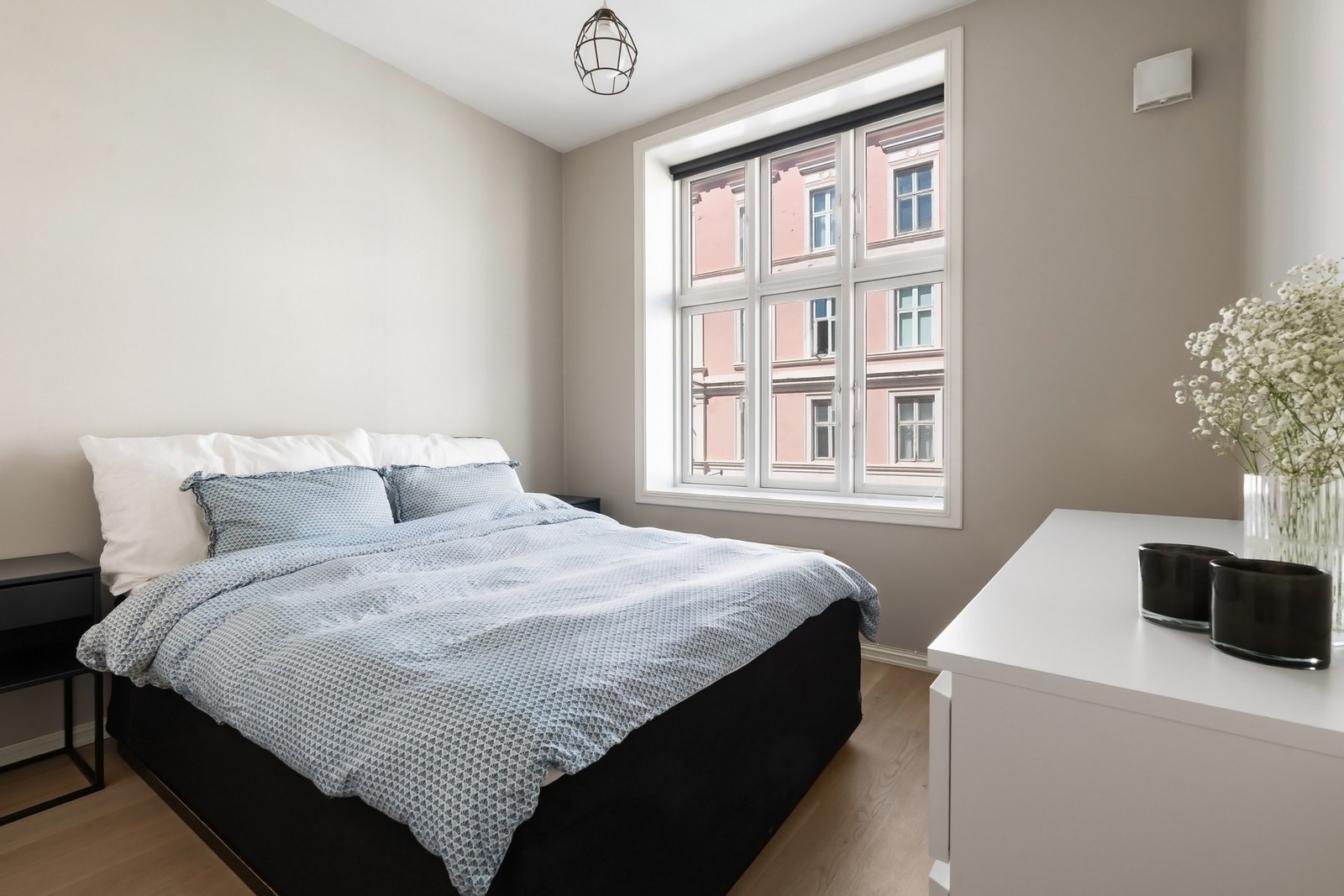 Romslig soverom med god plass til dobbeltseng og oppbevaring. Galleribilde