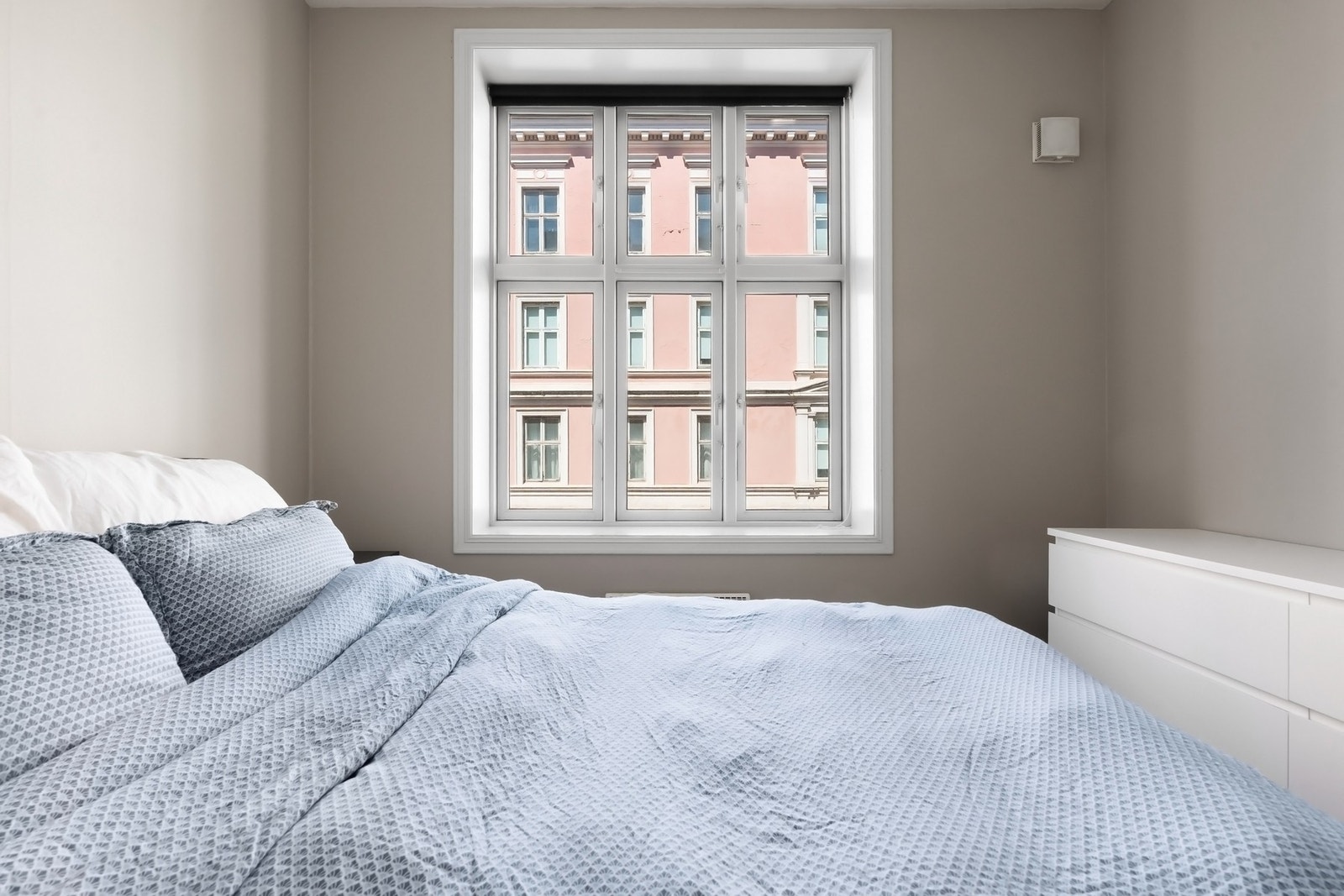 Vakre vindusflater med klassiske, dype karmer. Galleribilde