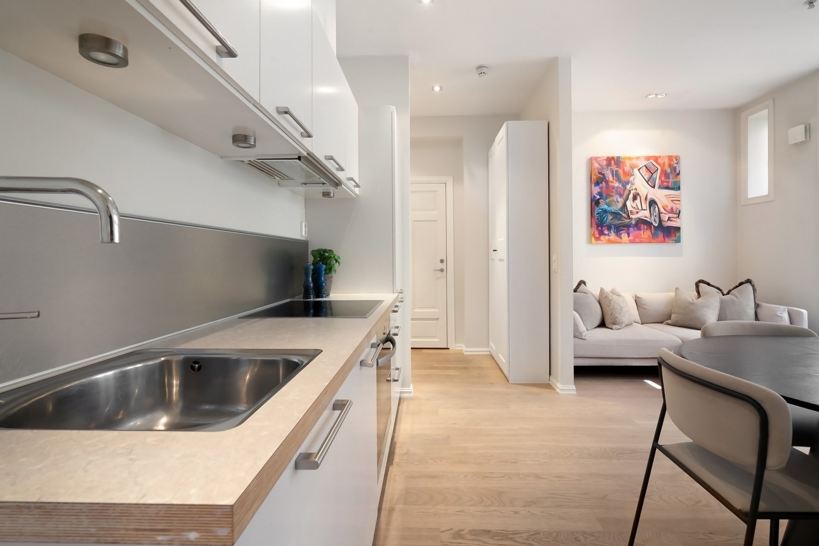 Lekkert kjøkken fra den danske kvalitetsleverandøren HTH. Kjøkkenet ligger i luftig og åpen løsning mot stue og spisestue. Galleribilde