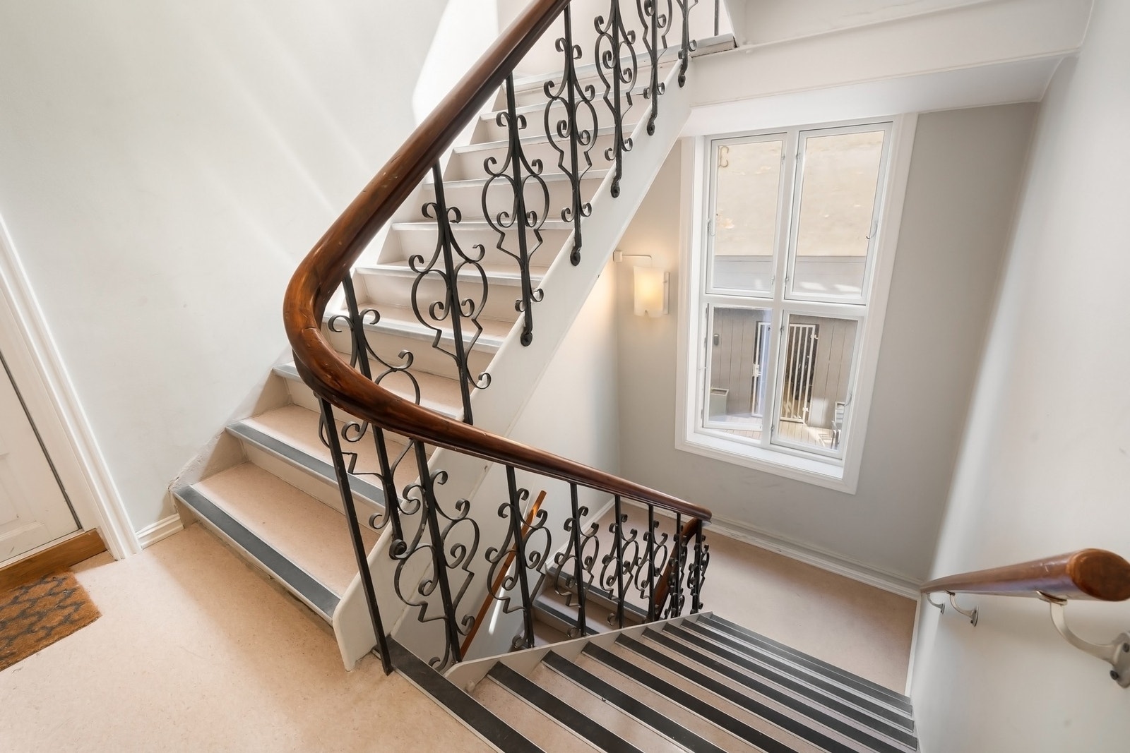 Nydelige smijernsrekkverk som ivaretar sjarmen fra byggeåret. Galleribilde