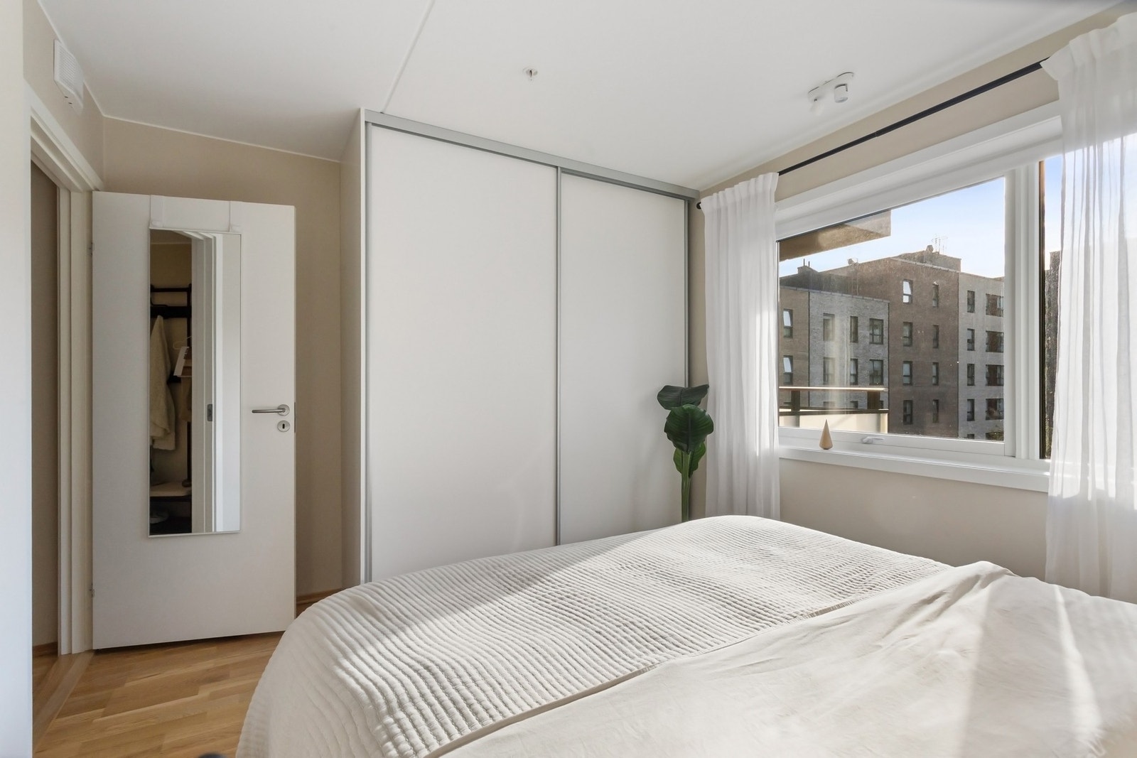 Gode oppbevaringsmuligheter i stor skyvedørsgarderobe. Galleribilde