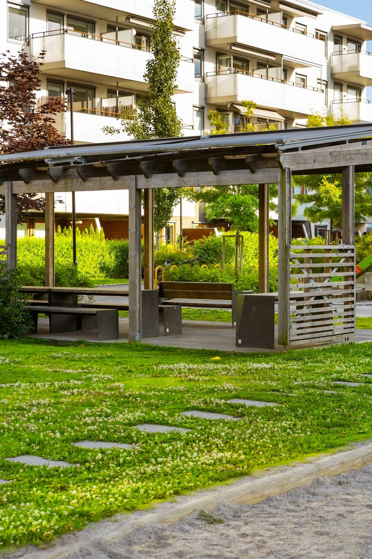 Videre er det dyrkekasser og mulighet for volleyball og lek. Galleribilde