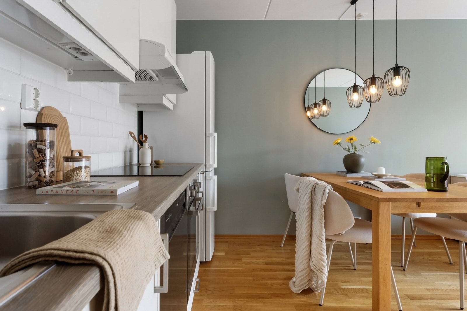 Integrert stekeovn og platetopp. Nisje for oppvaskmaskin og kjøl/frys. Galleribilde