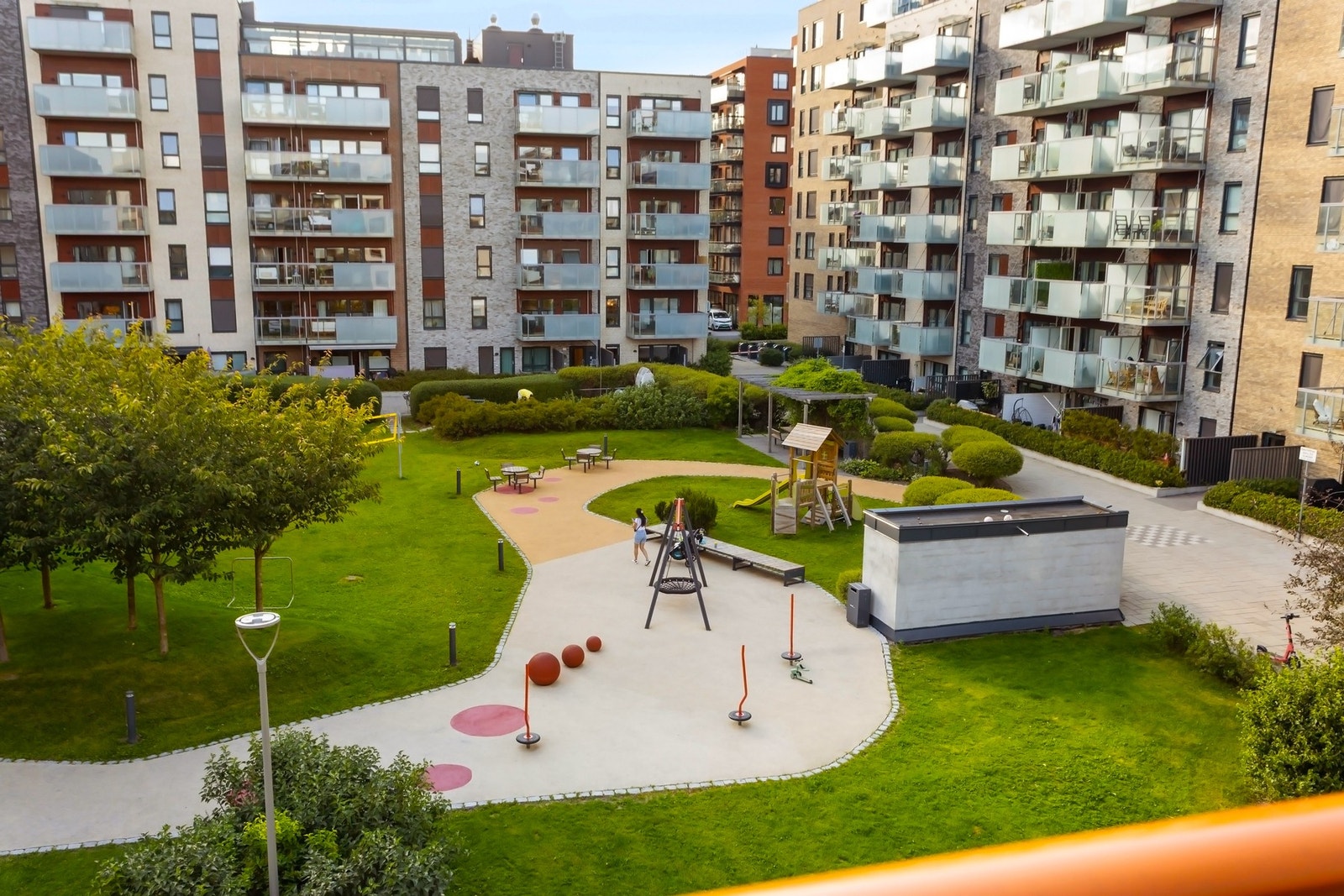 Fint og fritt utsyn mot fellesarealer uten biltrafikk. En av Lørens beste beliggenheter? Galleribilde