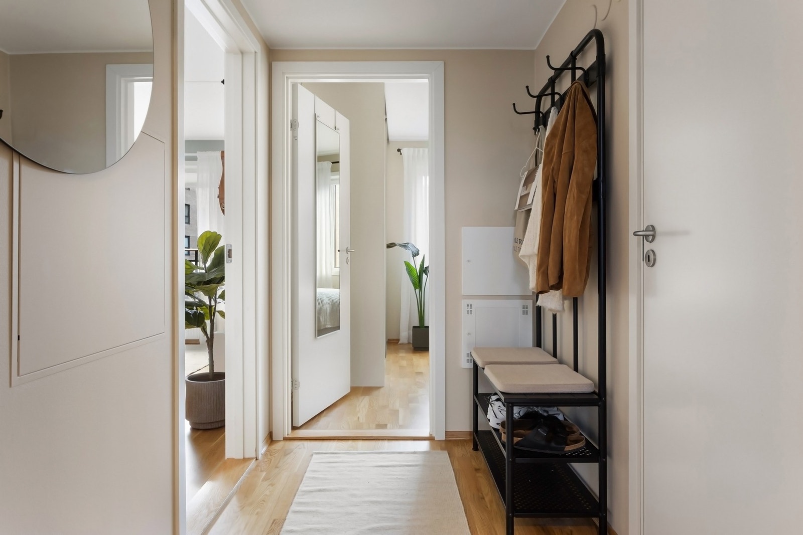 Boligen har en innbydende entré som gir et godt førsteinntrykk. Galleribilde