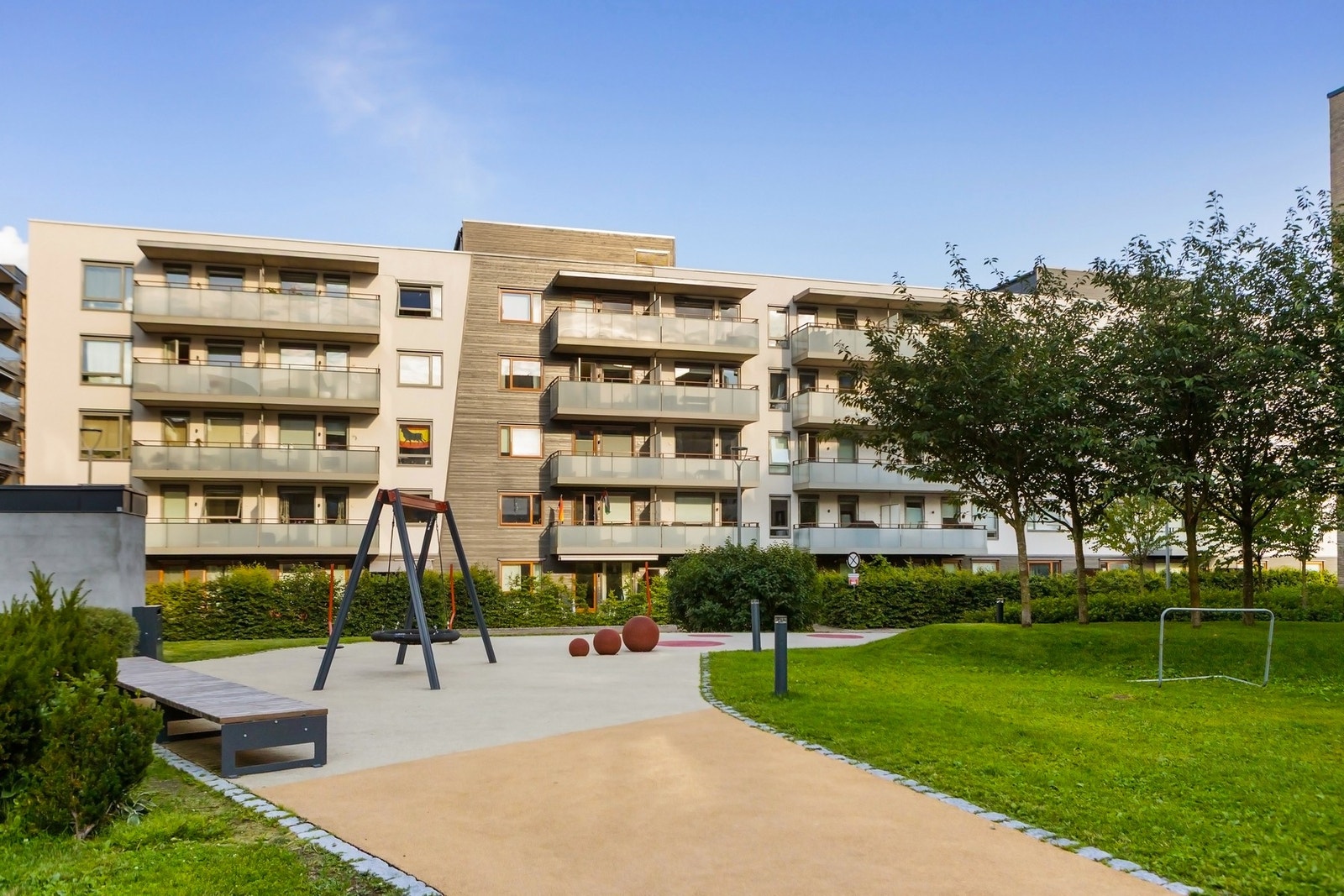 Pent opparbeidede fellesarealer med lekeapparater for de minste og pergola med sittegrupper i ulike soner. Galleribilde