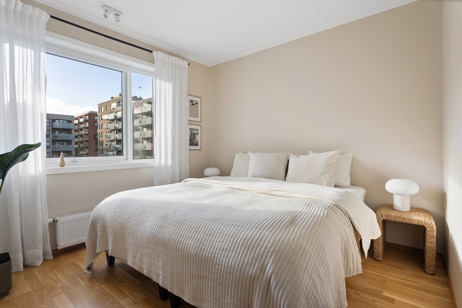 Romslig soverom med god plass til stor dobbeltseng. Galleribilde