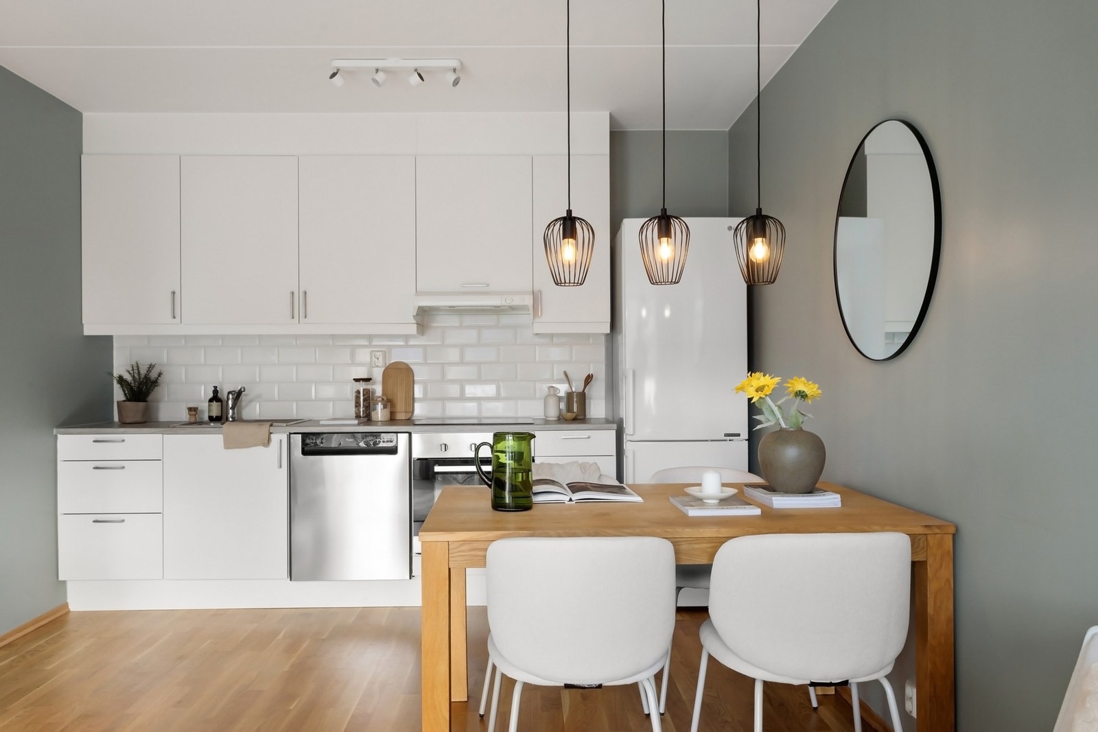 Stilren, takhøy kjøkkeninnredning fra Sigdal med slette fronter og benkeplate i laminat. Galleribilde